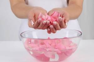 Как использовать лепестки роз для ухода за кожей