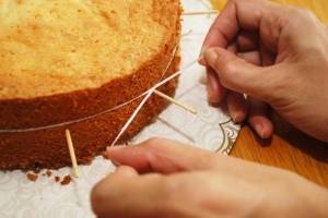 Как нарезать коржи для торта
